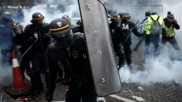 Protesty v Paříži se zvrhly v potyčky s policií