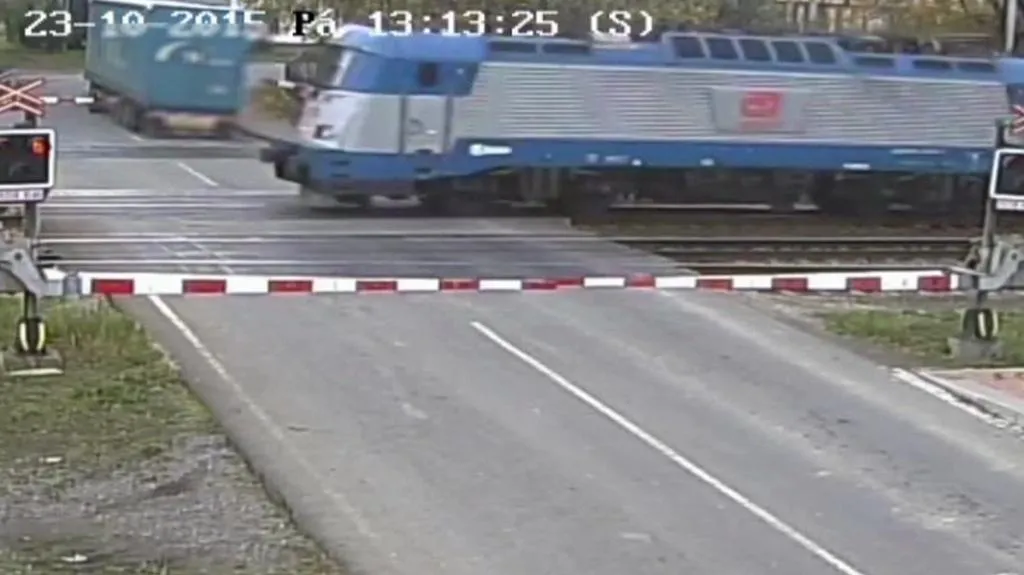 Kamion jen těsně ujel z přejezdu ve Studénce. Stalo se tak tři měsíce a jeden den po tragické srážce pendolina s jiným kamionem