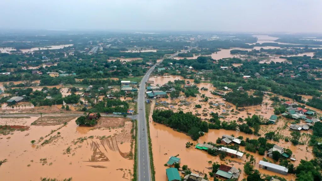 Záplavy ve Vietnamu postihly celý střed země. Velká voda si vyžádala desítky obětí a stovky osob se pohřešují