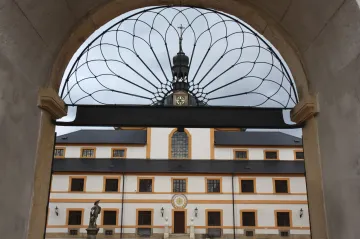 Údajné ovlivnění 300milionové zakázky na opravy Kuksu musí policie došetřit. Podle soudu chybí důkazy