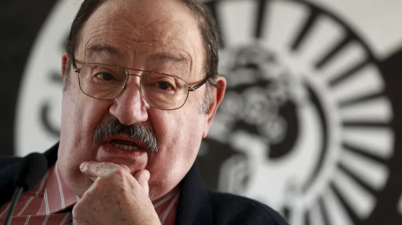 Umberto Eco na madridské prezentaci románu Pražský hřbitov