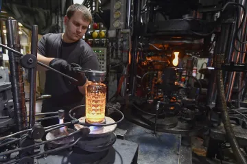 Sklárny Crystalite ve Světlé propustí přes sto lidí. Doplácí na sankce proti Íránu