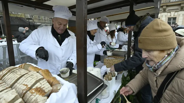 O tradiční rybí polévku byl na Staroměstském náměstí velký zájem