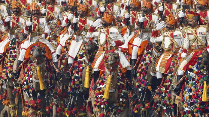 Vojáci na velbloudech při nácviku slavnostní ceremonie a průvodu během oslav Dne republiky v indickém Dillí 23. ledna
