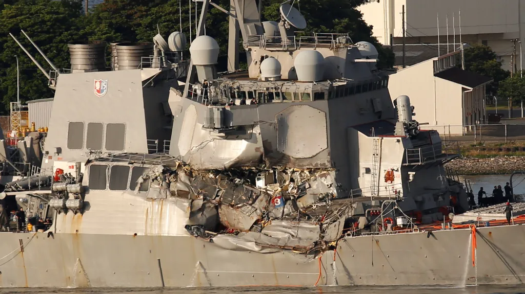 Americký torpédoborec Fitzgerald po srážce s filipínskou lodí