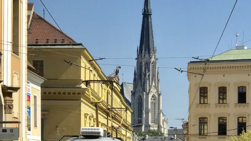 Hanácká kasárna v Olomouci (budova za tramvají)