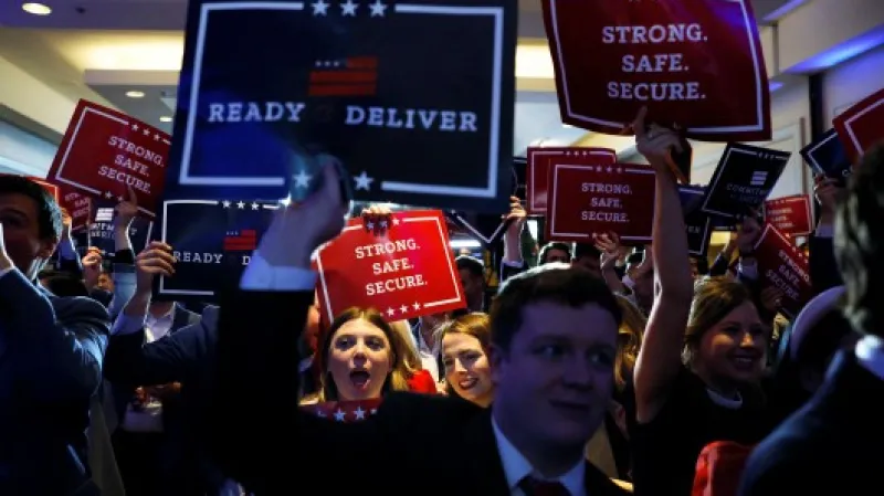 Podporovatelé republikánů slaví ve volebním štábu strany ve Washingtonu, kde promluvil vůdce jejich frakce v Sněmovně reprezentantů Kevin McCarthy.,  Autor: Tom Brenner,  Zdroj: REUTERS