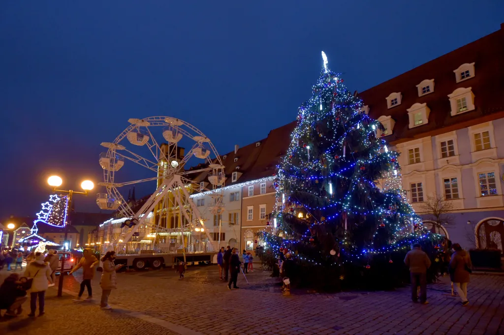 Od soboty 28. listopadu svítí vánoční strom na chebském náměstí Krále Jiřího z Poděbrad.