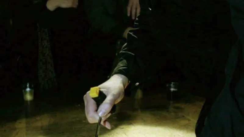 Na památku 30 let Husy na provázku zasadil umělecký ředitel divadla Petr Oslzlý zlatou parketu do brněnského Domu umění