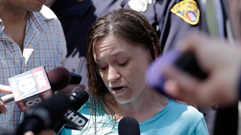 Beth Serranová čte prohlášení své sestry Amandy Berryové