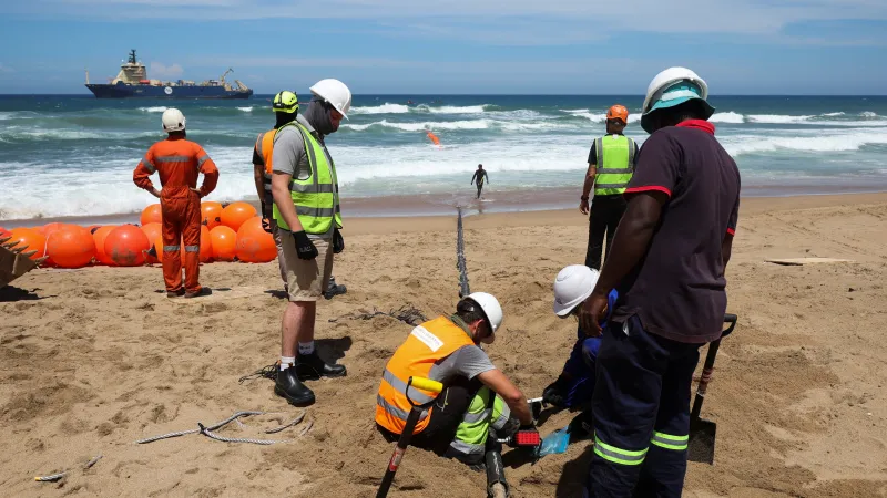 Pokládání podmořského kabelu v rámci projektu 2Africa