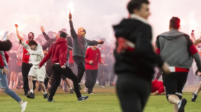 Spíkr Tribuny Sever se omluvil fanouškům Slavie, že je moc brzy vyslal slavit
