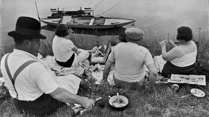 Cartier-Bresson - Sunday on the banks of the River