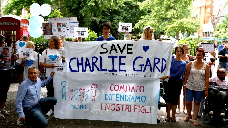 Podporovatelé rodičů se v neděli sešli před nemocnicí