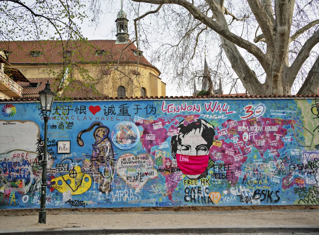 Popularita slavného muzikanta nemá hranice. Nejznámější český odkaz je umístněný na pražské Kampě. Lennonova zeď se stala kultovním místem, které navštěvují turisté z celého světa. Nápisy na zdi věnované Lennonovi a boji proti totalitě se na zdi začaly objevovat v 70. letech 20. století