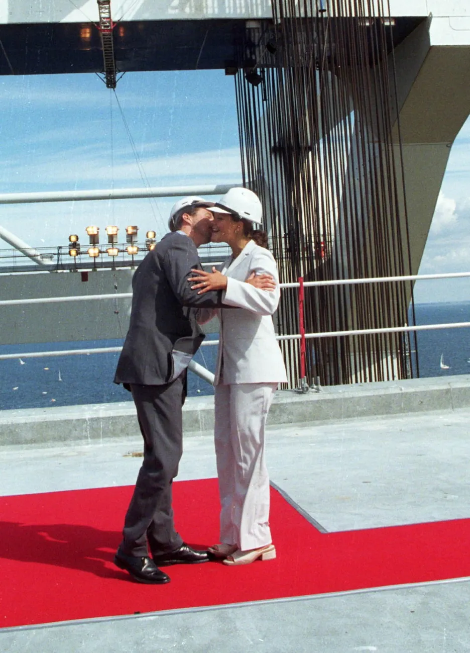 Na snímku se vítají během slavnostního zahájení 1. července 2000 dánský korunní princ Frederik se švédskou korunní princeznou Viktorií
