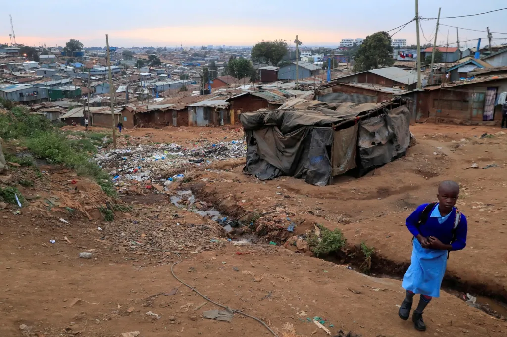 Děti se vracejí do školy v městské čtvrti Kibera v Nairobi, která je současně největším slumem v zemi, poté co promeškaly vzhledem k pandemii téměř celý školní rok