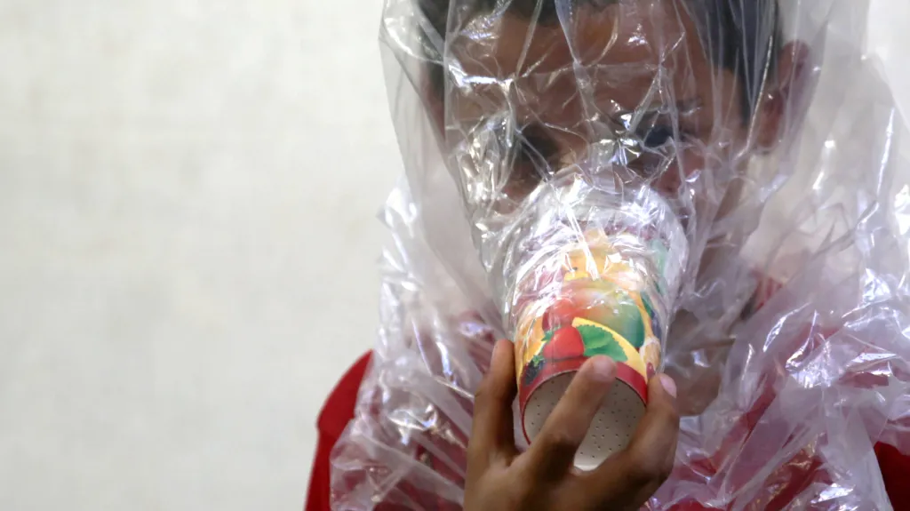 Malý Syřan v Idlíbu zkouší podomácku vyrobenou kyslíkovou masku