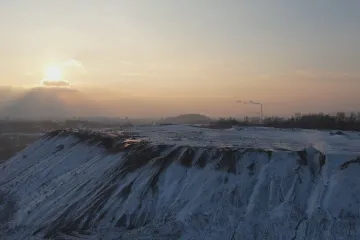 Reportéři ČT: Devastace životního prostředí trvá desítky let. Sanace haldy Heřmanice zaměstnává politiky i policii