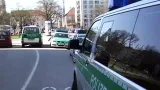 Policejní auta před soudem v Landshutu