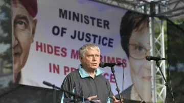 Biskup Václav Malý na demonstraci za demisi ministryně spravedlnosti