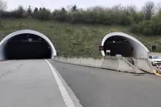 Dálnici D1 zavřeli kvůli driftujícímu řidiči. Čidla v Klimkovickém tunelu totiž signalizovala požár