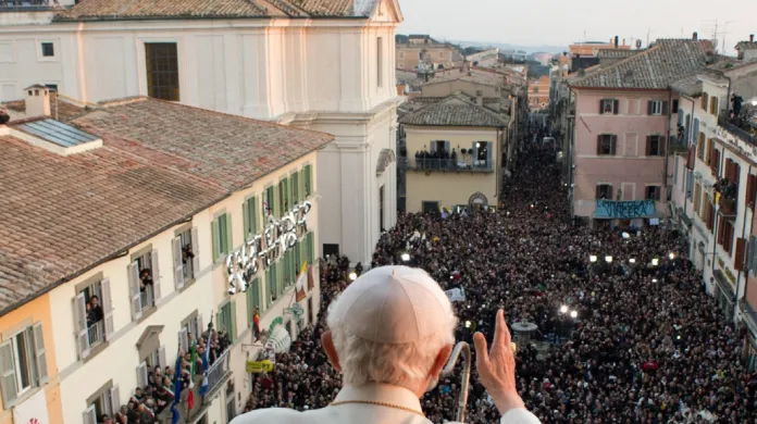 Poslední požehnání Benedikta XVI. v Castel Gandolfo