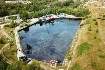 Obyvatele Sokolovska obtěžuje zápach. V horkých dnech se k nim dostává z nádrže dehtových kalů