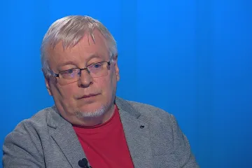 Slovenská demokracie je v ohrožení, říká po útoku v Bratislavě spisovatel Kosatík