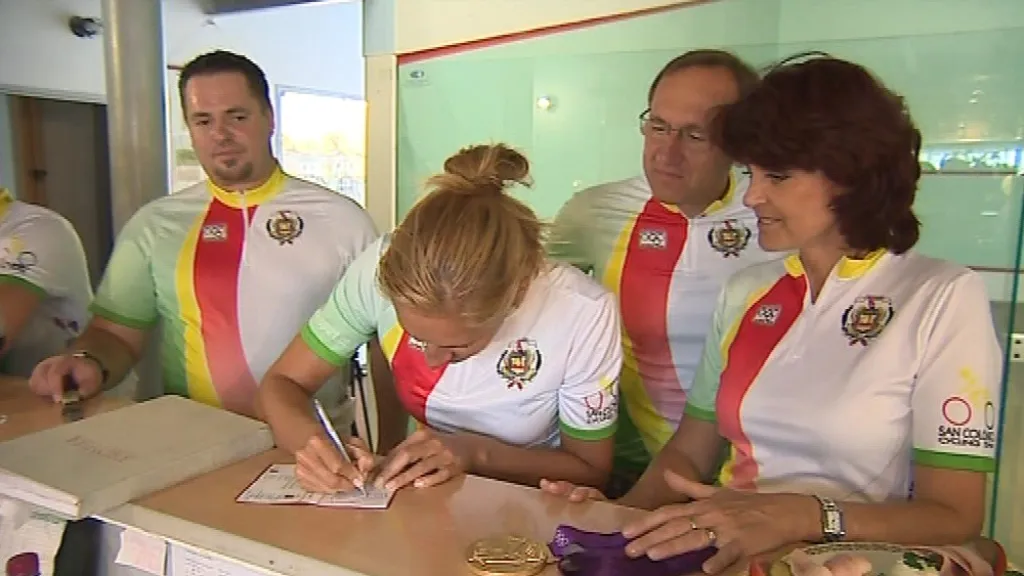 Při setkání s přáteli došlo i na autogramy