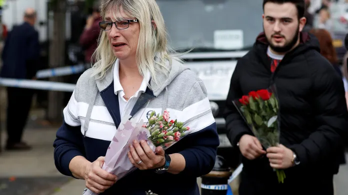 Lidé nosí květiny na místo vraždy v Birstallu