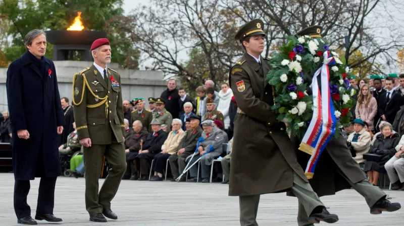 Ministr obrany Martin Stropnický a náčelník generálního štábu Armády ČR Petr Pavel při pietním aktu ke Dni válečných veteránů u Národního památníku na pražském Vítkově.