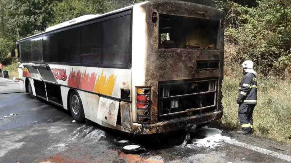 Zásah hasičů při požáru autobusu na Šumpersku