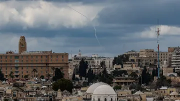 Dým nad Jeruzalémem po zahájení íránského odvetného útoku na Izrael (28. února 2026)