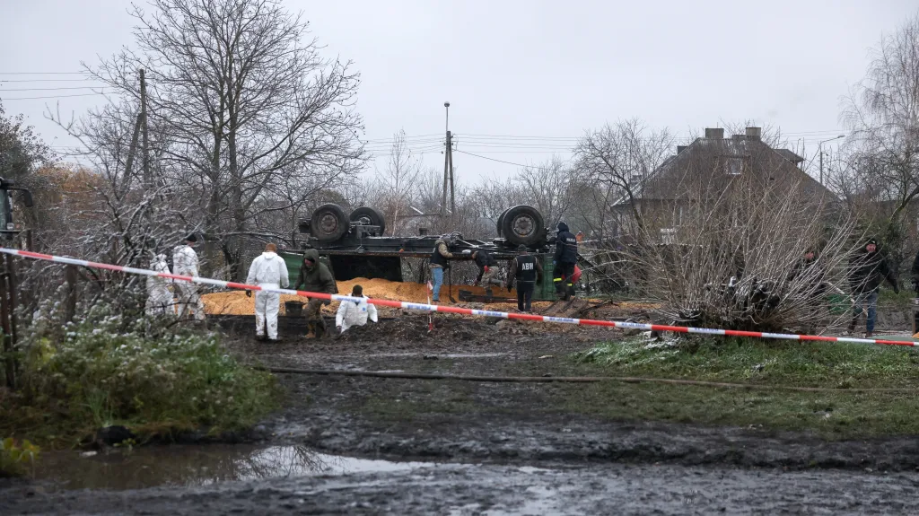 Místo výbuchu po dopadu rakety v polské vesnici Przewodów