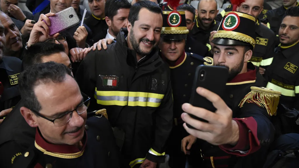 Matteo Salvini s hasiči