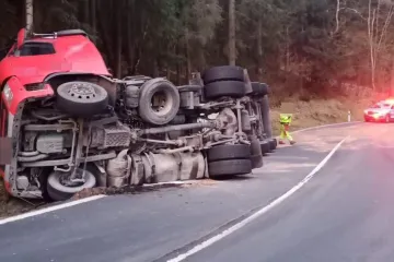 U Bečova nad Teplou se převrátila cisterna, hlavní tah na Plzeň je uzavřený