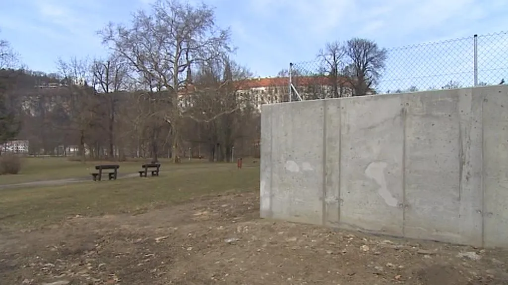 Protipovodňová zeď v Děčíně