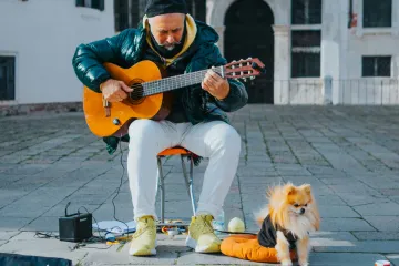 Z Prahy téměř zmizeli pouliční umělci se zvířaty. Někteří se přesunuli do jiných měst