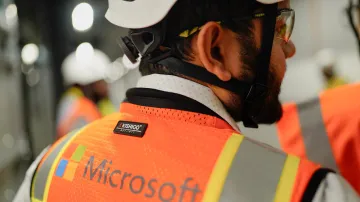 Ilustrační foto: Zaměstnanec datového centra Microsoftu ve Wisconsinu