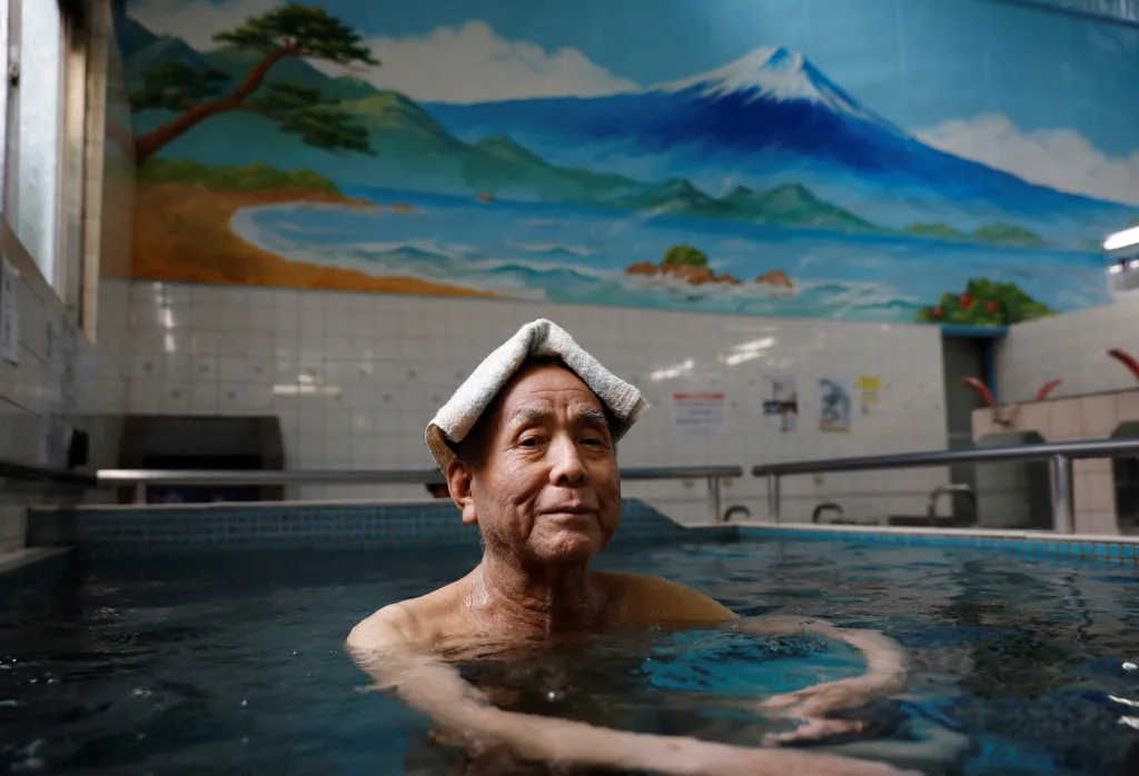 Isao Kawada (77), důchodce, který je na návštěvě veřejných lázní Daikoku-yu. Kawada, který dostane svou první vakcínu až 2. července, uvedl, že by se Hry měly konat. „Měli bychom je mít. Koneckonců všichni se na ně těšíme,“ řekl. „Prostě pokud není vzrušení, je i špatná nálada.“
