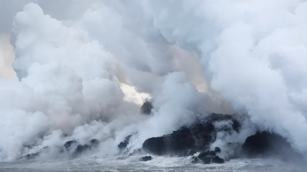 Láva z vulkánu Kilauea teče až do oceánu