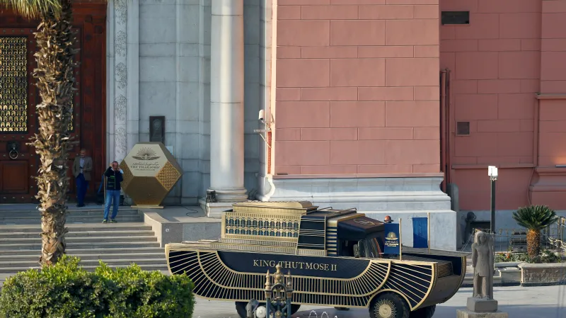 Mumie krále Thutmose II. převážená v konvoji z Egyptského muzea na Tahríru do Národního muzea egyptské civilizace ve Fustátu v Káhiře