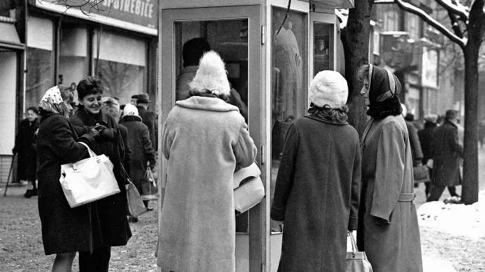Fronta na telefonní budku na Václavském náměstí v Praze v roce 1960