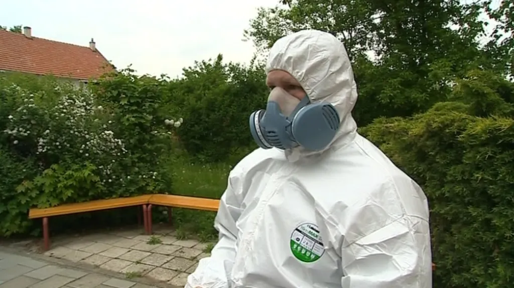 V prostorách obsahujících azbest se pracovníci musí pečlivě chránit