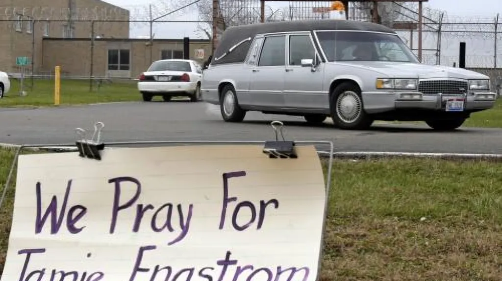 Pohřební vůz odváží tělo popraveného Kennetha Birose