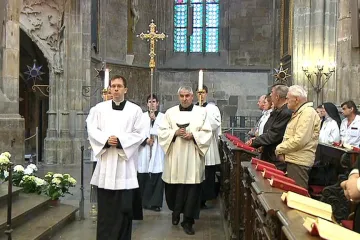 Vláda se dohodla s církvemi na 17letém přechodném období