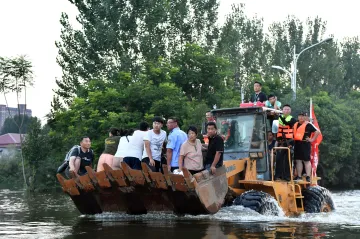 Při záplavách v centrální Číně zemřelo přes tři sta lidí, další desítky se pohřešují, upřesnily úřady