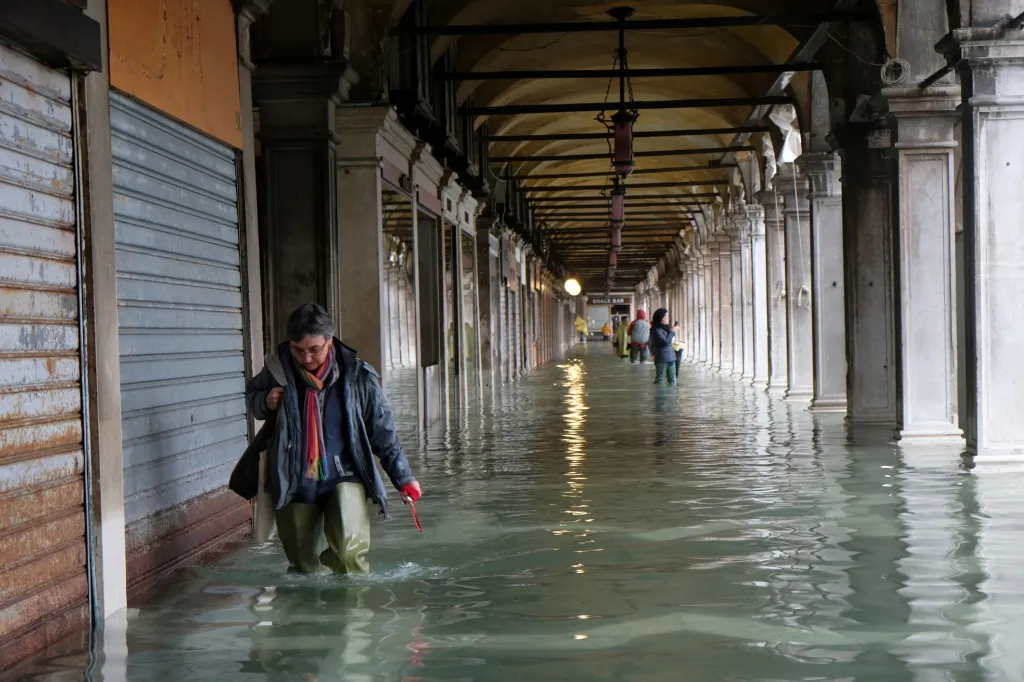 Vysoké nepromokavé rybářské boty jsou v tomto období nutný módní doplněk