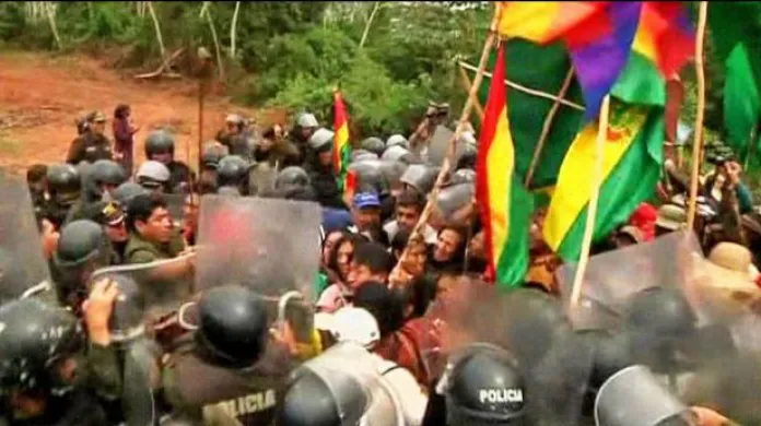Bolívie kvůli protestům zatím upouští od dálnice